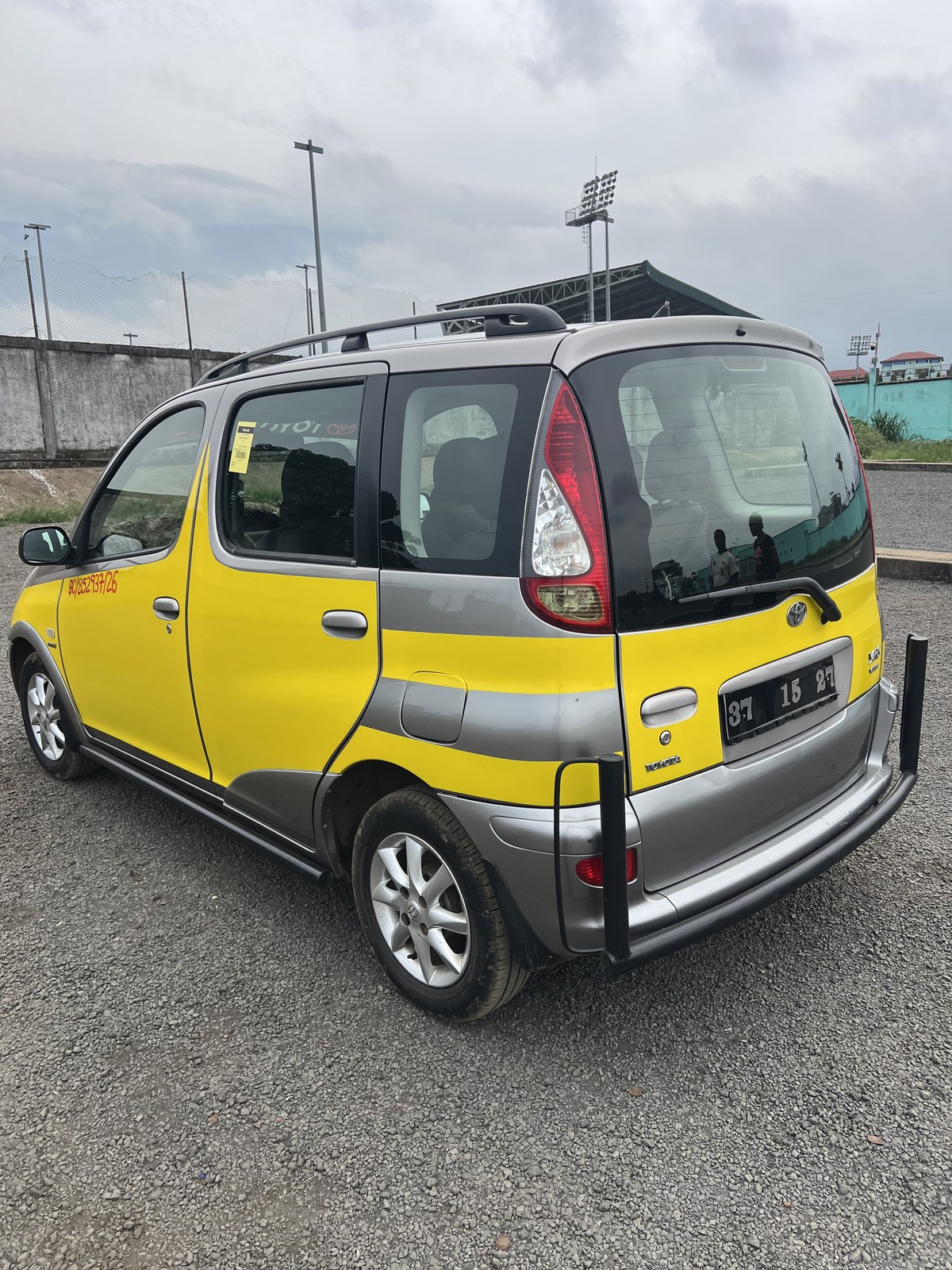 Toyota Yaris Verso rear three-quarter view
