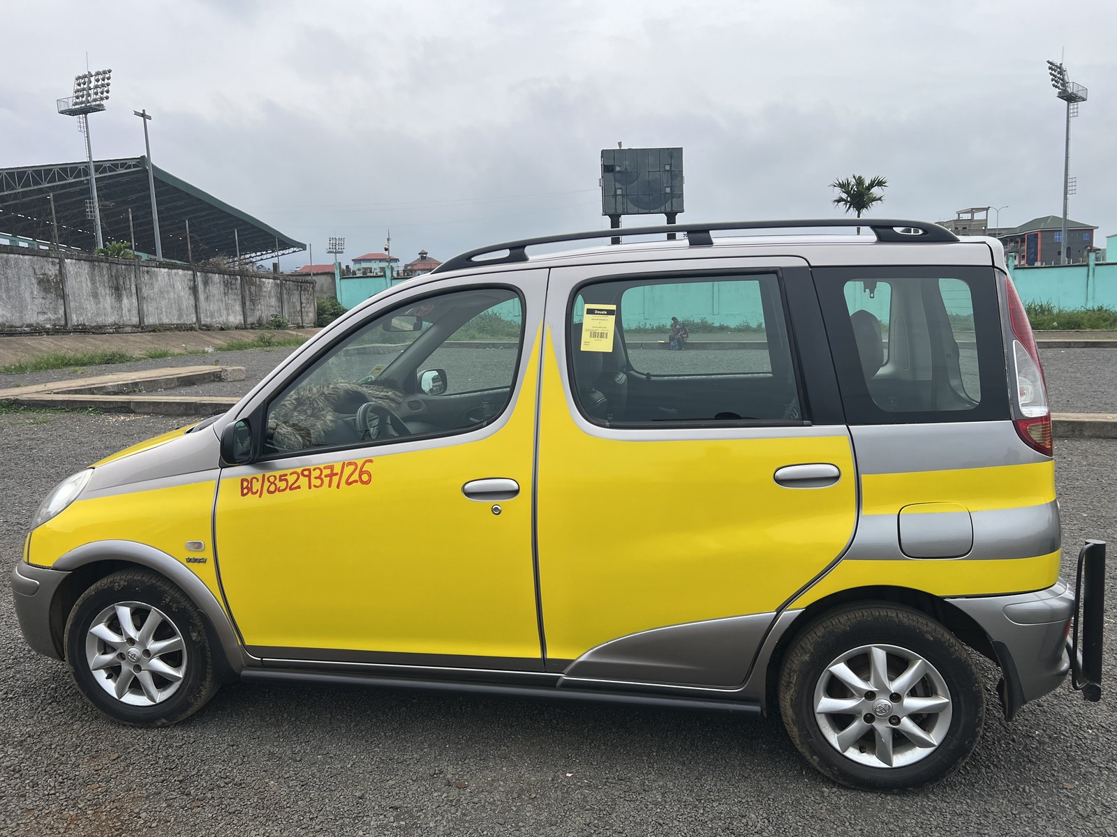 Toyota Yaris Verso driver side